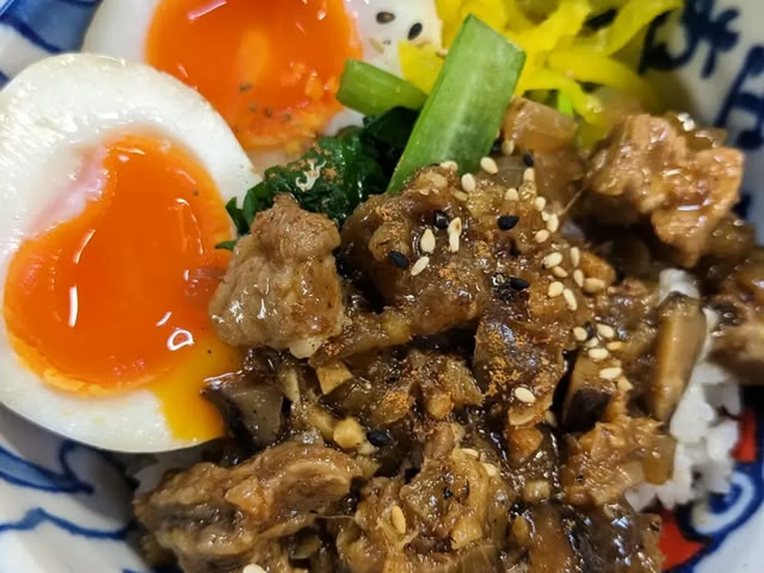 半熟玉子をのせた丼もの